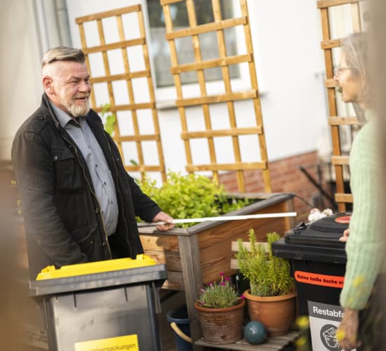 Personen am Müll