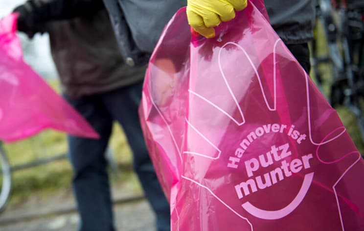 Mitarbeiter am Behälter